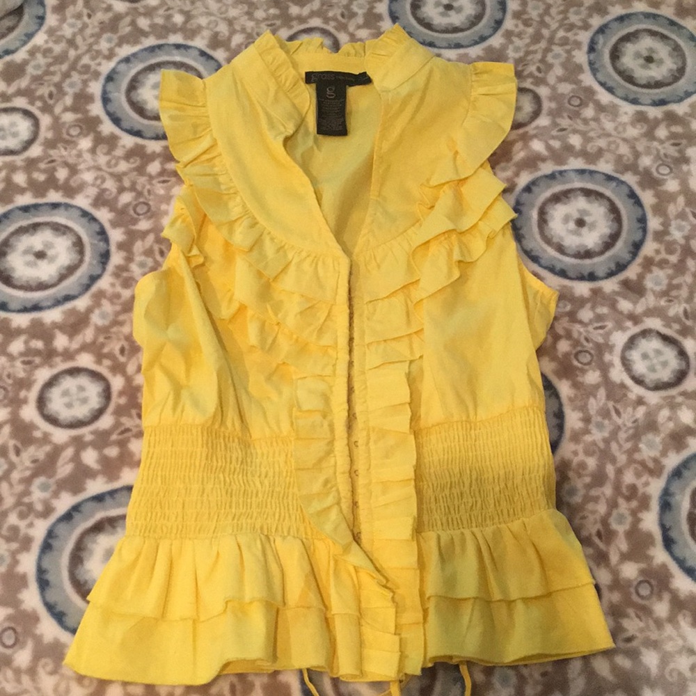 Super cute yellow blouse! 😍 S/M size fit
